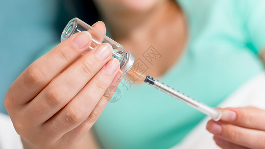 妇女用胰岛素填充注射器的近视图像妇女用胰岛素填充注射器的近视图像图片