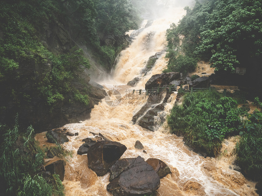 山中热带丛林森的洪涝过度瀑布图象山中热带丛林森的洪水泛滥图象图片