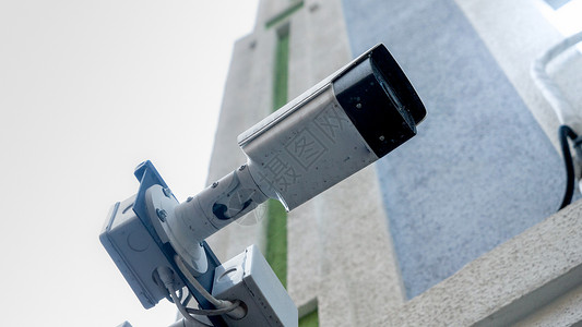 安装在城市街道上的现代电子监视摄像机高清图片