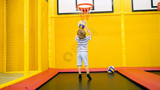 可爱的小男孩在打篮球图片