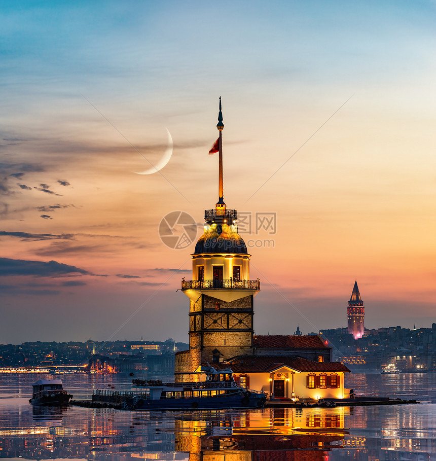 晚上在土耳其伊斯坦布尔的月塔和图片
