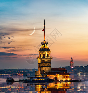 伍兹月晚上在土耳其伊斯坦布尔的月塔和背景