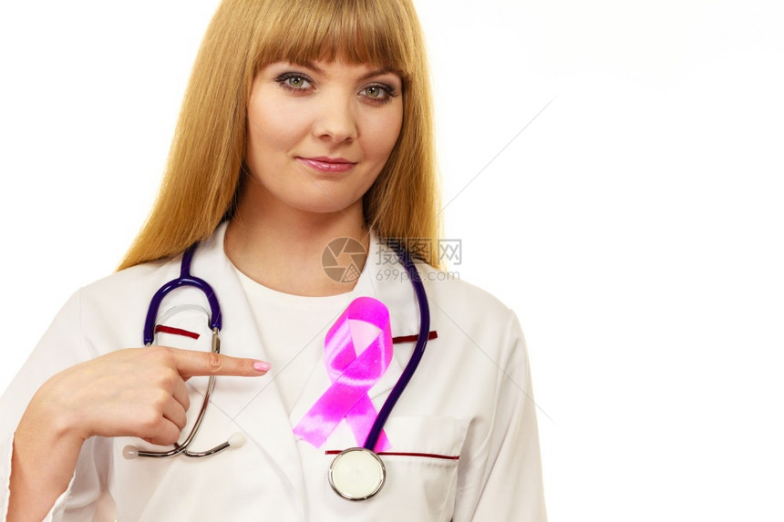 胸前带有听诊器和粉色丝带辅助标志的女医生保健对乳腺癌认识概念的药物带有粉色丝辅助标志的女医生带有粉色丝辅助标志的女医生图片