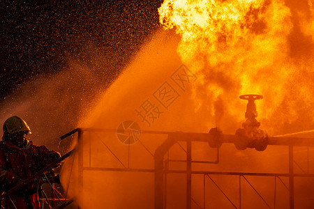 消防队员为工厂灭火图片