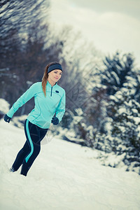 冬季运动户外健身康概念图片