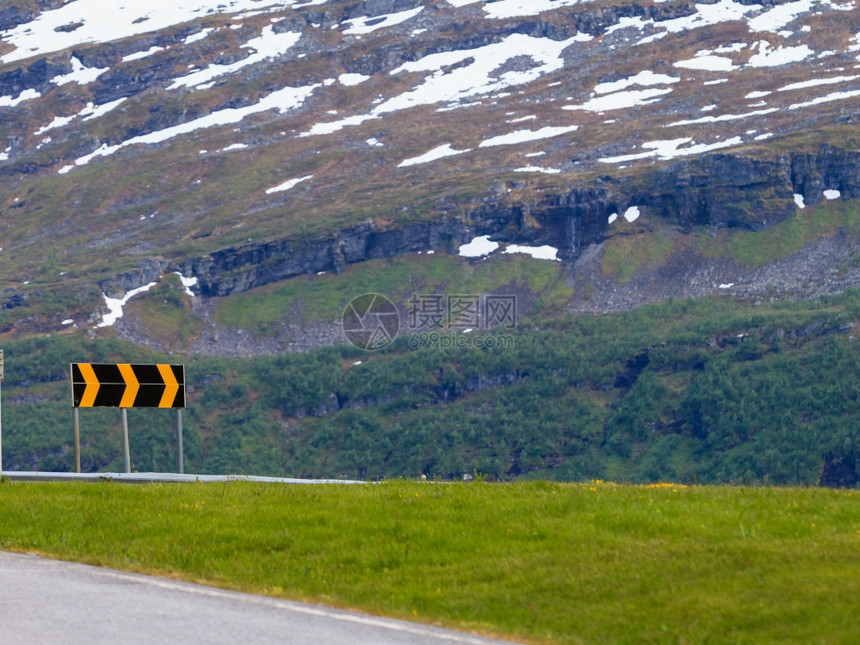 穿过挪威山区的公路美丽景观旅行和游挪威山区的公路景观图片