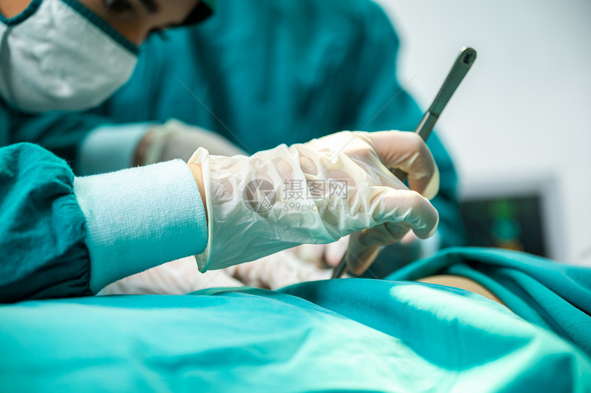 医院的外科生小组进行外科手术使用医疗设备进行外科手术图片