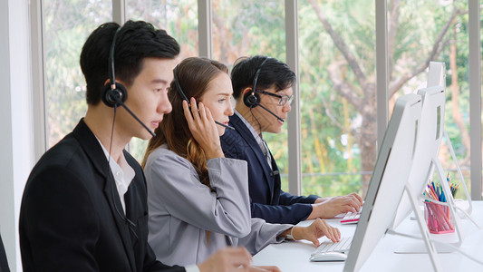 身着头盔的商界人士在办公室工作为远程客户或同事提供支助呼叫中心电话推销客户支助代理提供电话视频会议服务亚洲的高清图片素材