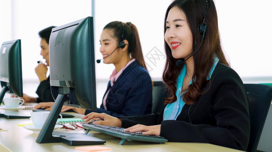 身着头盔的商界人士在办公室工作为远程客户或同事提供支助呼叫中心电话推销客户支助代理提供电话视频会议服务女人高清图片素材