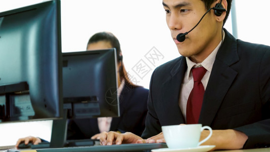 身着头盔的商界人士在办公室工作为远程客户或同事提供支助呼叫中心电话推销客户支助代理提供电话视频会议服务电话营销高清图片素材