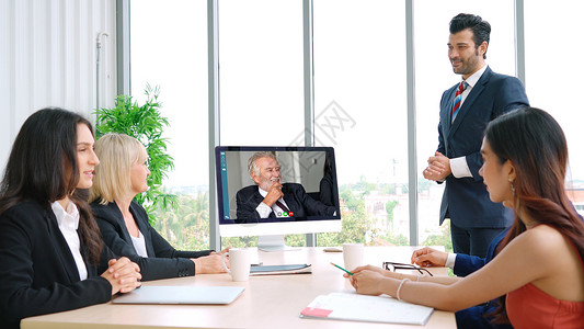 在虚拟工作场所或远程办公室举行视频电话小组商业人员会议远程工作电话会议使用智能视频技术与专业企务的同事进行沟通通信高清图片素材