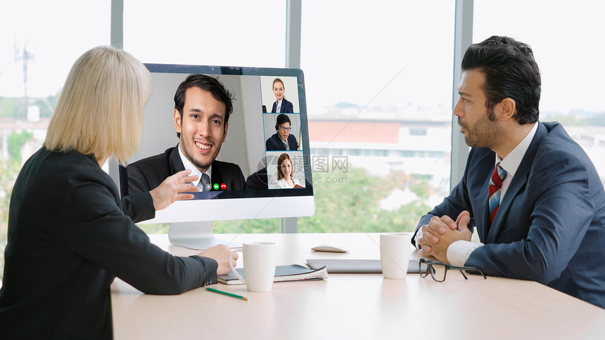 在虚拟工作场所或远程办公室举行视频电话小组商业人员会议远程工作电话会议使用智能视频技术与专业企务的同事进行沟通图片