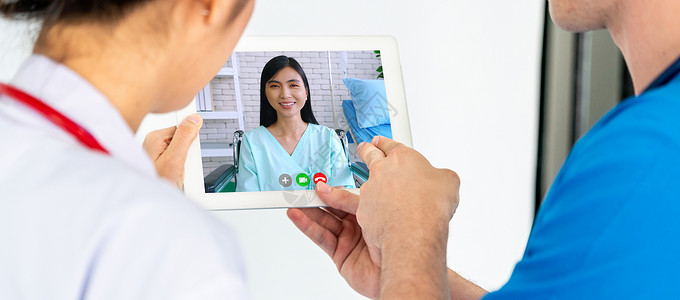 医生远程疗服务在线视频用于虚拟病人健康医疗聊天远程医生保健顾问从家中使用在线移动设备与互联网连接进行现场视频通话背景
