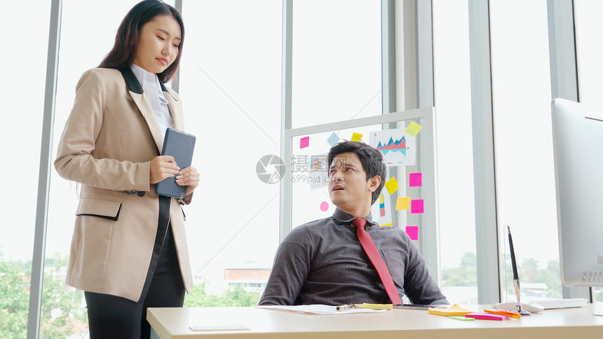商业界人士在办公室对工作问题有争议商业破产失败和损概念图片
