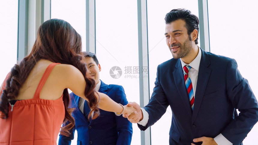 在公司办室面试时求职者和经理在面试会议上握手图片