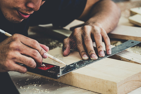 企业手册三折页在生产建筑材料或木制家具的讲习班上从事木制工艺的的亚洲青年制的的背景