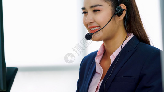 身着头盔的商界人士在办公室工作为远程客户或同事提供支助呼叫中心电话推销客户支助代理提供电话视频会议服务商业高清图片素材