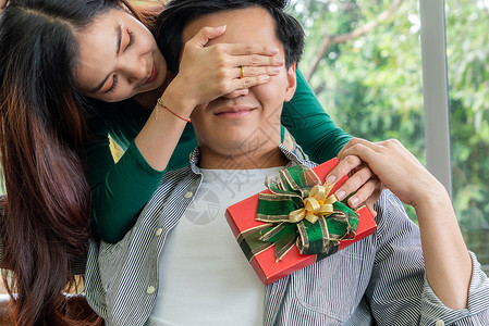 快乐的情侣礼物庆祝结婚纪念日姻图片