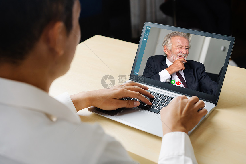 在虚拟工作场所或远程办公室召开商业人员会议远程工作电话会议使用智能视频技术与专业企务的同事进行联系图片