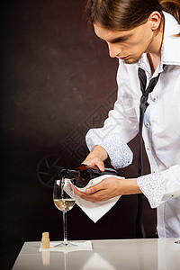 男侍或管家将白酒倒入玻璃里品尝高清图片素材