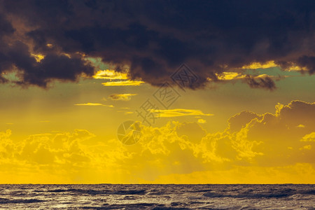 美丽的海景夜晚波罗的海日落平面和云空静的海景自然背风图片