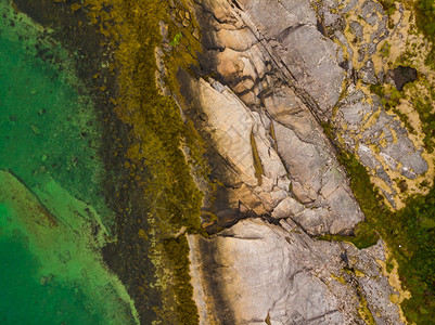 空中观察清晰的蓝色海水有岩石的峡湾海岸挪威自然水和岩石图片