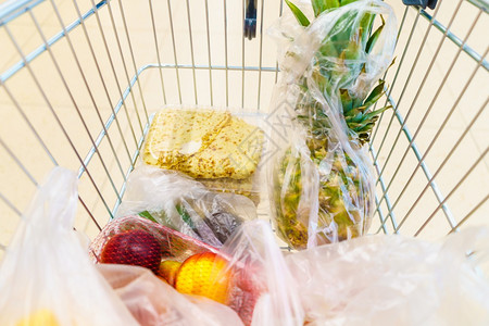 超市自助杂货店的购物车篮子水果和蔬菜在里面零售图片