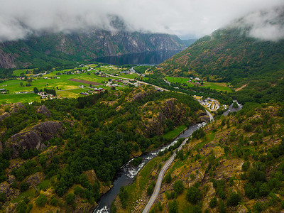 挪威马博达莱恩河谷的绿色夏季山脉中的公路和河流全国旅游者Hardangervidda路线流动高清图片素材
