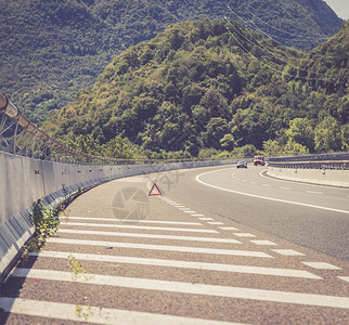 在高速公路上的警告三角形图片