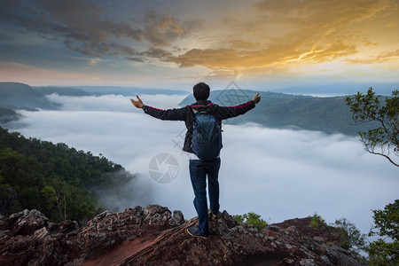 山上背包人谷岩石hikerHikerManwatchovermortymorninglevel到明晨的阳光亮清晨Manmisty生活方式高清图片素材