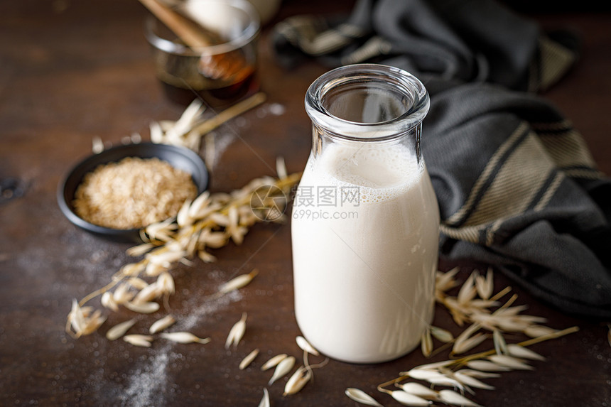 以玻璃瓶和烹饪用原料装的维加燕麦健康的素食非乳品饮料或替代牛奶图片