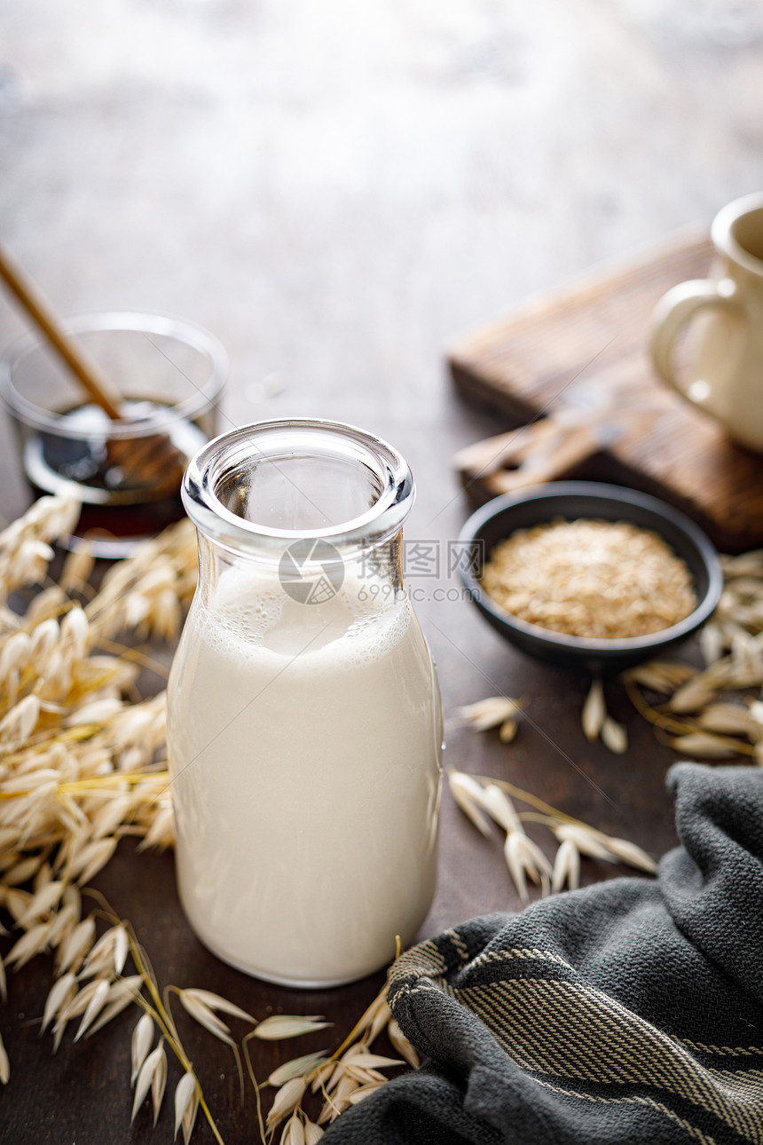 以玻璃瓶和烹饪用原料装的维加燕麦健康的素食非乳品饮料或替代牛奶图片