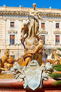 意大利西里岛锡拉丘兹市Diana喷泉前视线建筑学高清图片素材