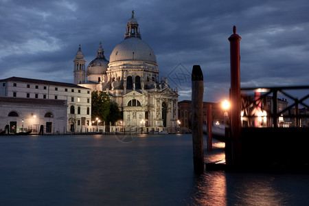 意大利威尼斯运河和圣玛丽亚教堂夜间意大利威尼斯图片