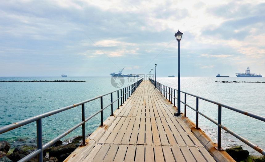 塞浦路斯利马索尔海边长步行码头的视角风景图片