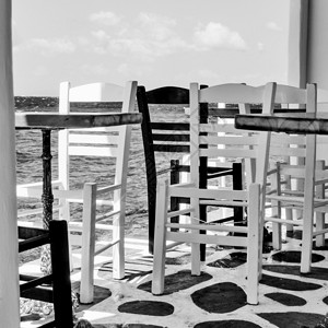 海边咖啡厅露台的桌子和椅希腊MykonosMykonos黑白摄影图片