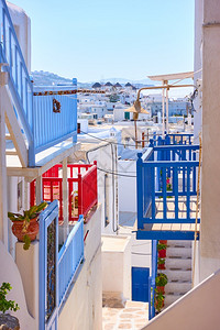 希腊Mykonos镇的楼梯和阳台图片
