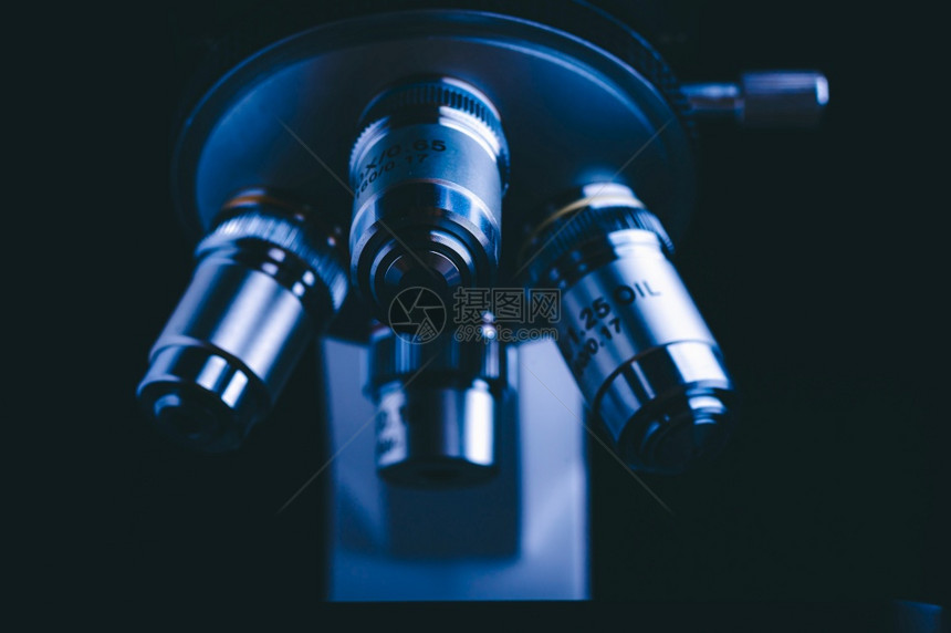 科学实验室高技术显微镜供技术员在研究实验室进行组织学抽样教育时使用在研究实验室进行生物检查图片