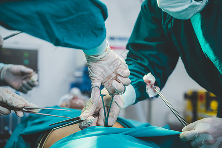 医院的外科生小组进行侵入外科手术室配备心血管紧急外科中心的电动设备图片