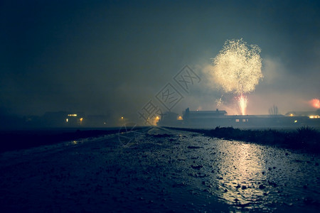 烟花粒子爆炸新年在灰尘湿地貌上的烟花奥地利背景