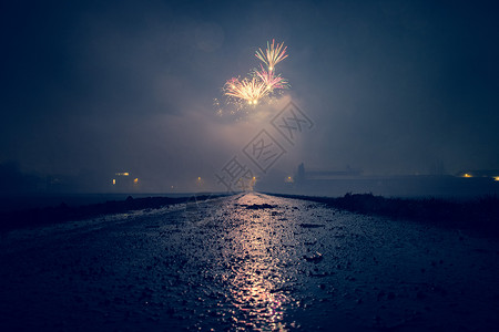 新年在灰尘湿地貌上的烟花奥地利图片素材