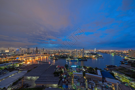 泰国曼谷市中心Taksin桥与ChaoPhraya河的空中景象图片