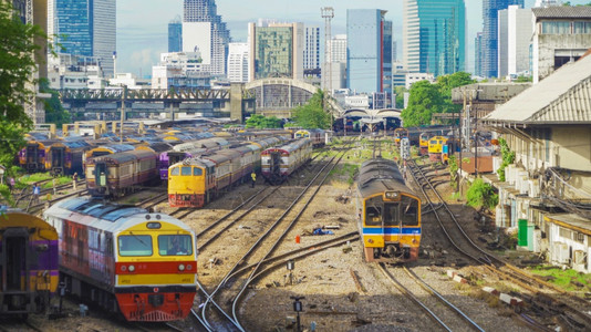 泰国首都曼谷市ThangThoma的摩天大楼高位于HuaLamphong终点站的泰国当地传统铁路火车或背景图片