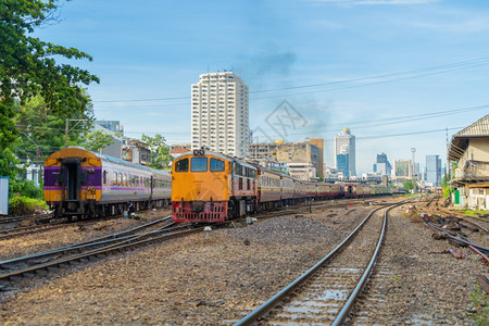 泰国首都曼谷市ThangThoma的摩天大楼高位于HuaLamphong终点站的泰国当地传统铁路火车或背景图片