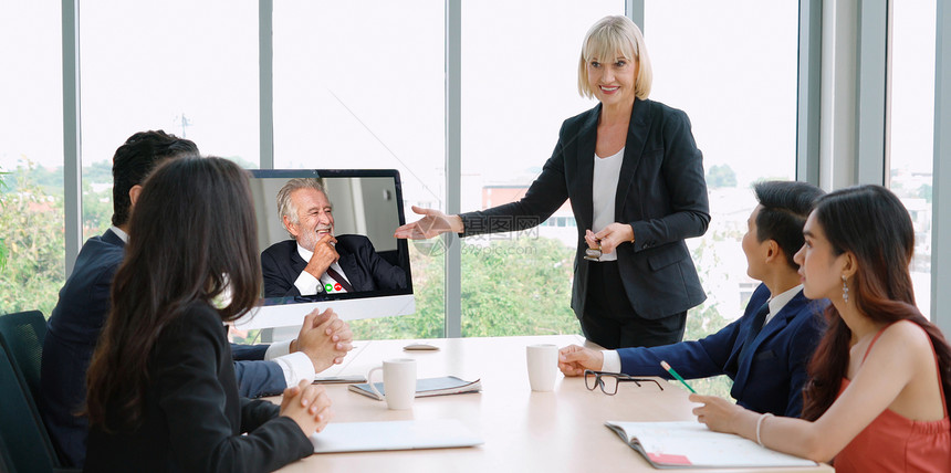 在虚拟工作场所或远程办公室举行视频电话小组商业人员会议远程工作电话会议使用智能视频技术与专业企务的同事进行沟通图片