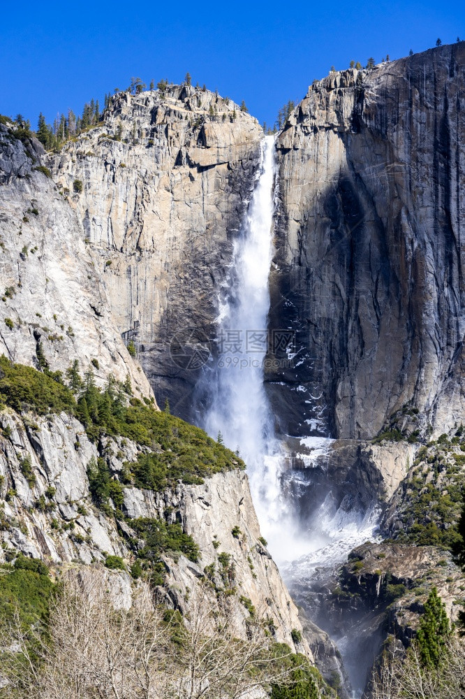 YosemiteFalls瀑布在美国北加州的Yosemite公园旧金山的Yosemite瀑布美公园地标和著名的旅游点是行目的地和图片