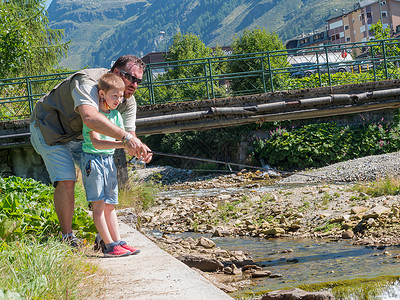 父亲在山上河边教小男孩钓鱼男人高清图片素材