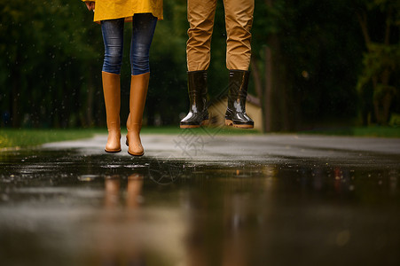 欢乐的情侣撑伞在公园踩水玩耍图片