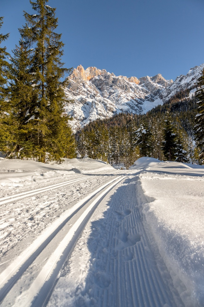 奥地利的跨滑雪坡Hinterthal美丽的山景模糊背图片