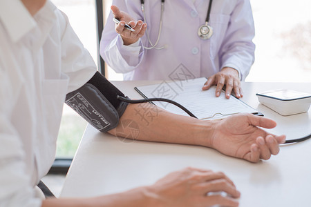 医生测量和检查住院病人的血压保健和医学概念图片